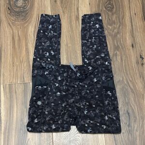 Athleta Camo Contender 7/8 Tights in a black and grey print Xs
